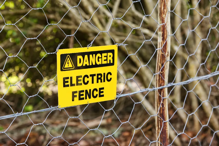 ¿Cuáles son las señales de riesgo eléctrico?
 Señal informativa en inglés